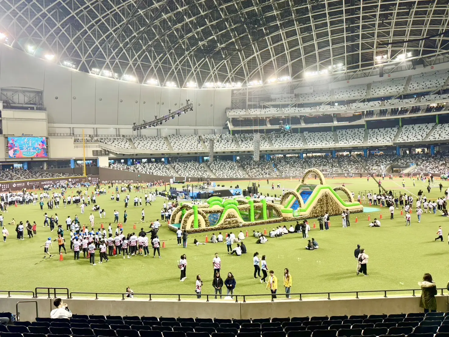 大型體育場館內舉辦企業家庭日與分區活動