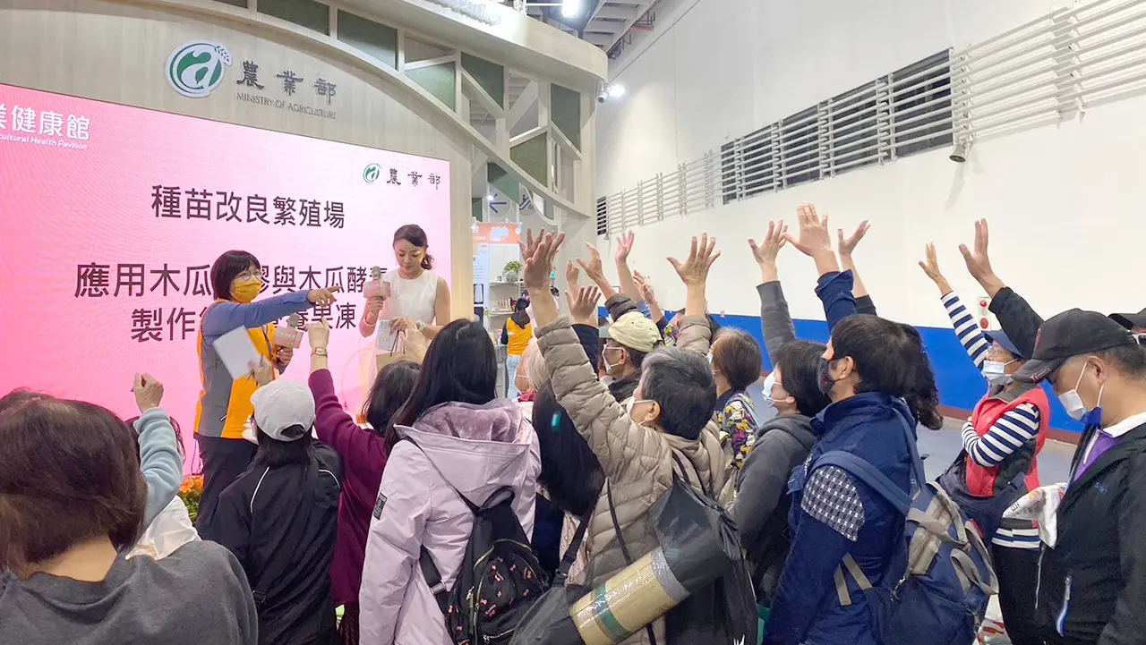 醫療科技展攤位前的產品示範與觀眾互動